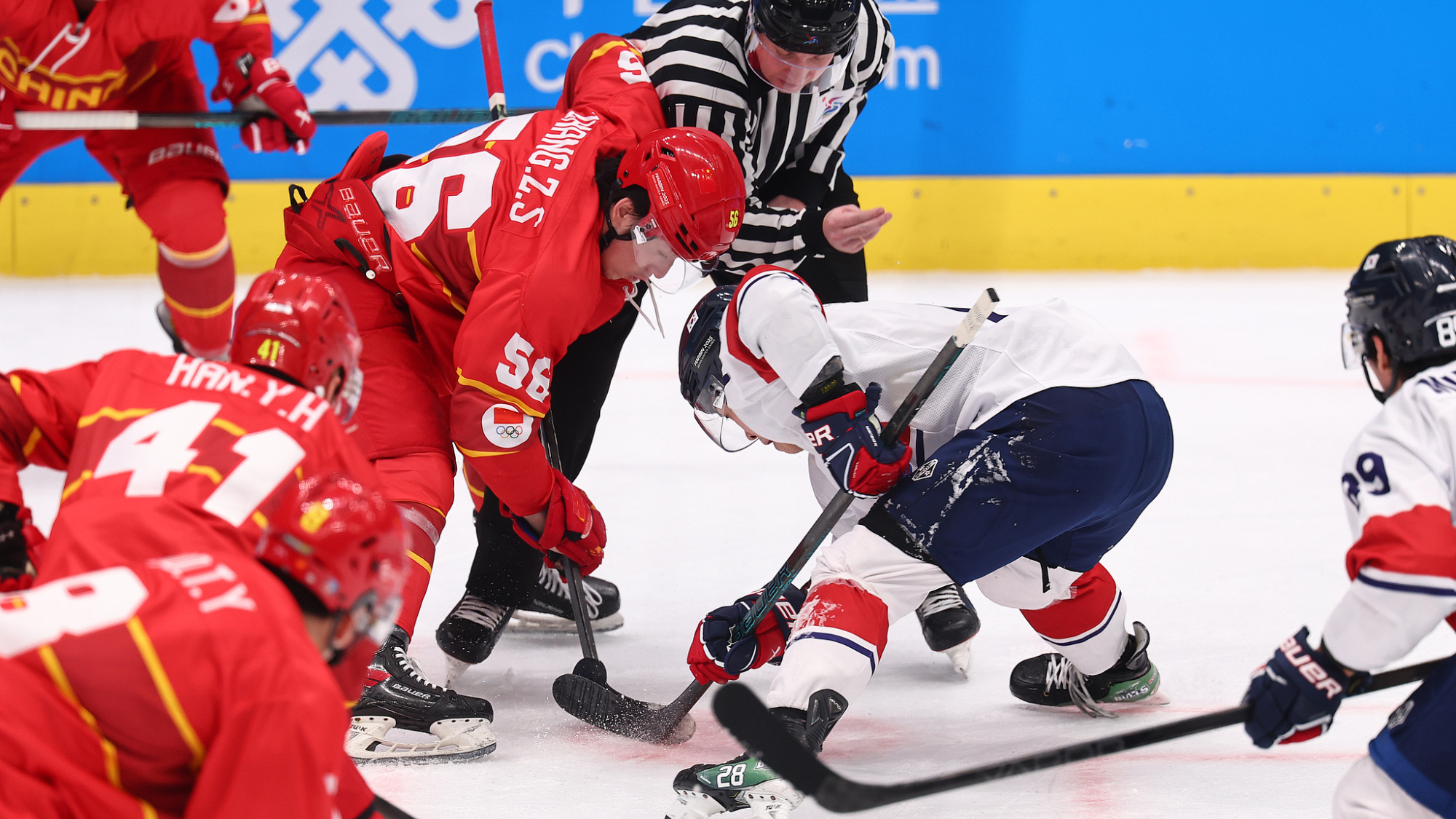 爱游戏大厅-场面火爆！冰球观众席沸腾不已