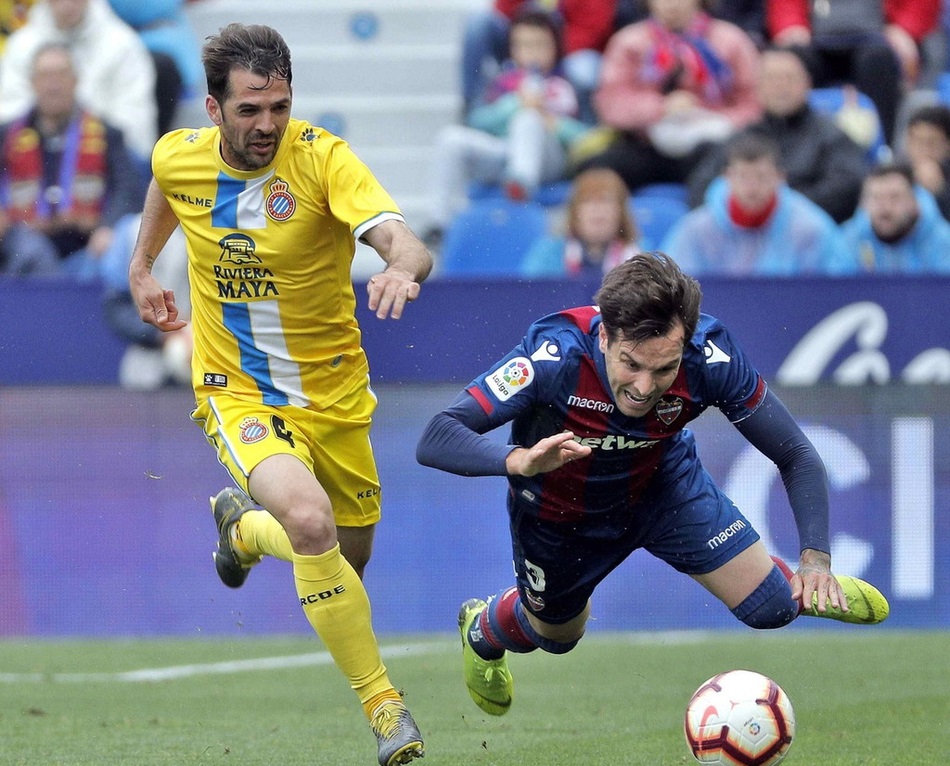 皇马碾压西班牙，奥亚尔萨瓦尔状态火热