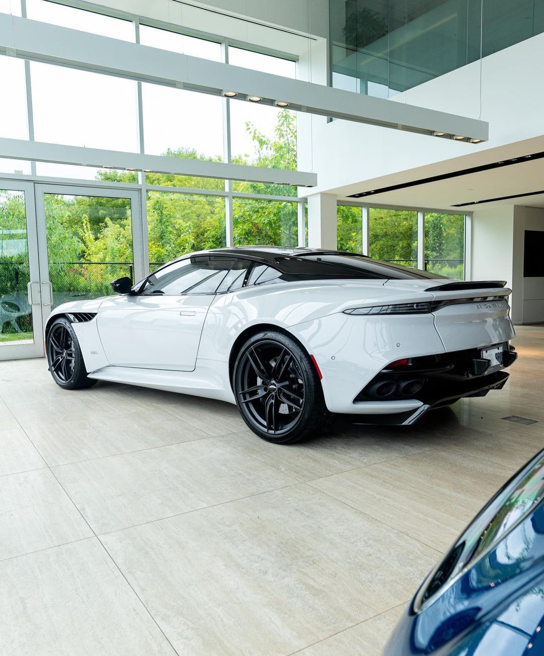 阿斯顿马丁力克迈凯伦，拉塞尔惊艳四座