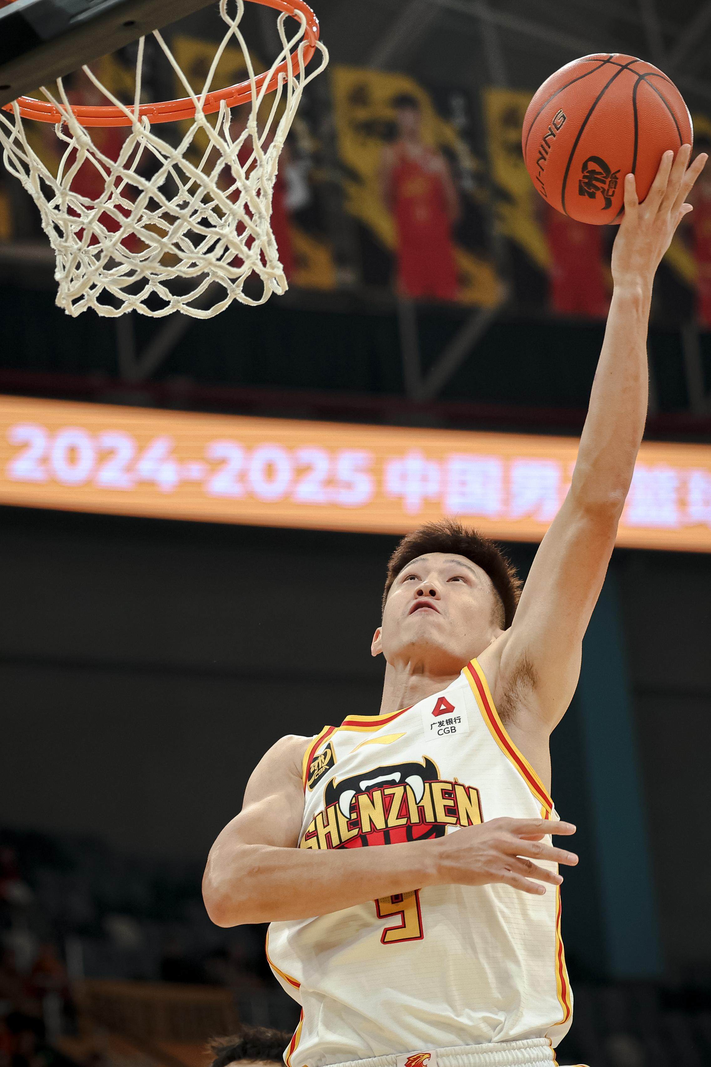 广东队险胜深圳队,詹姆斯关键制胜 广东队险胜深圳队,詹姆斯关键制胜