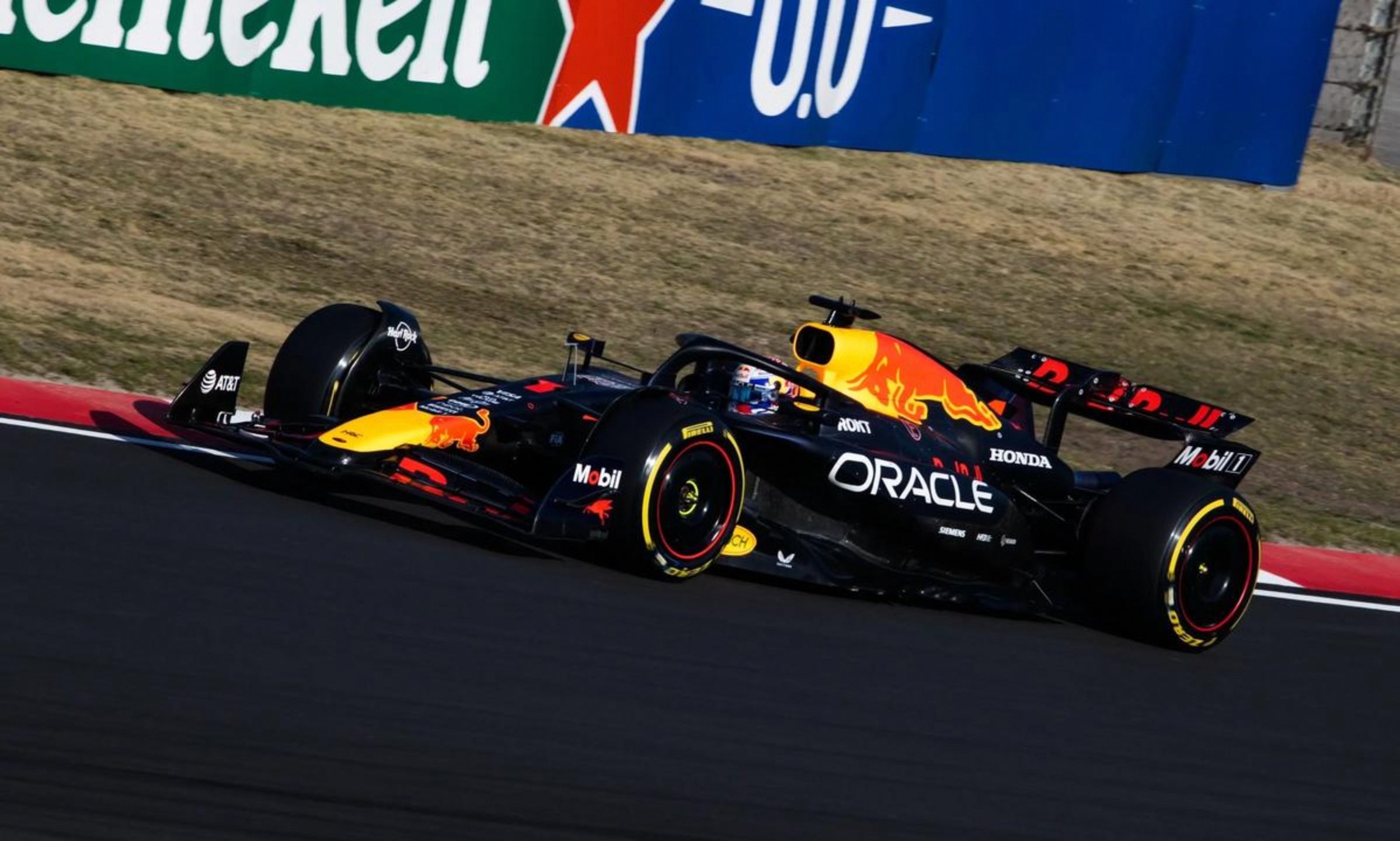 红牛车队力克阿斯顿马丁,皮亚斯特里统治全场 红牛车队力克阿斯顿马丁,皮亚斯特里统治全场