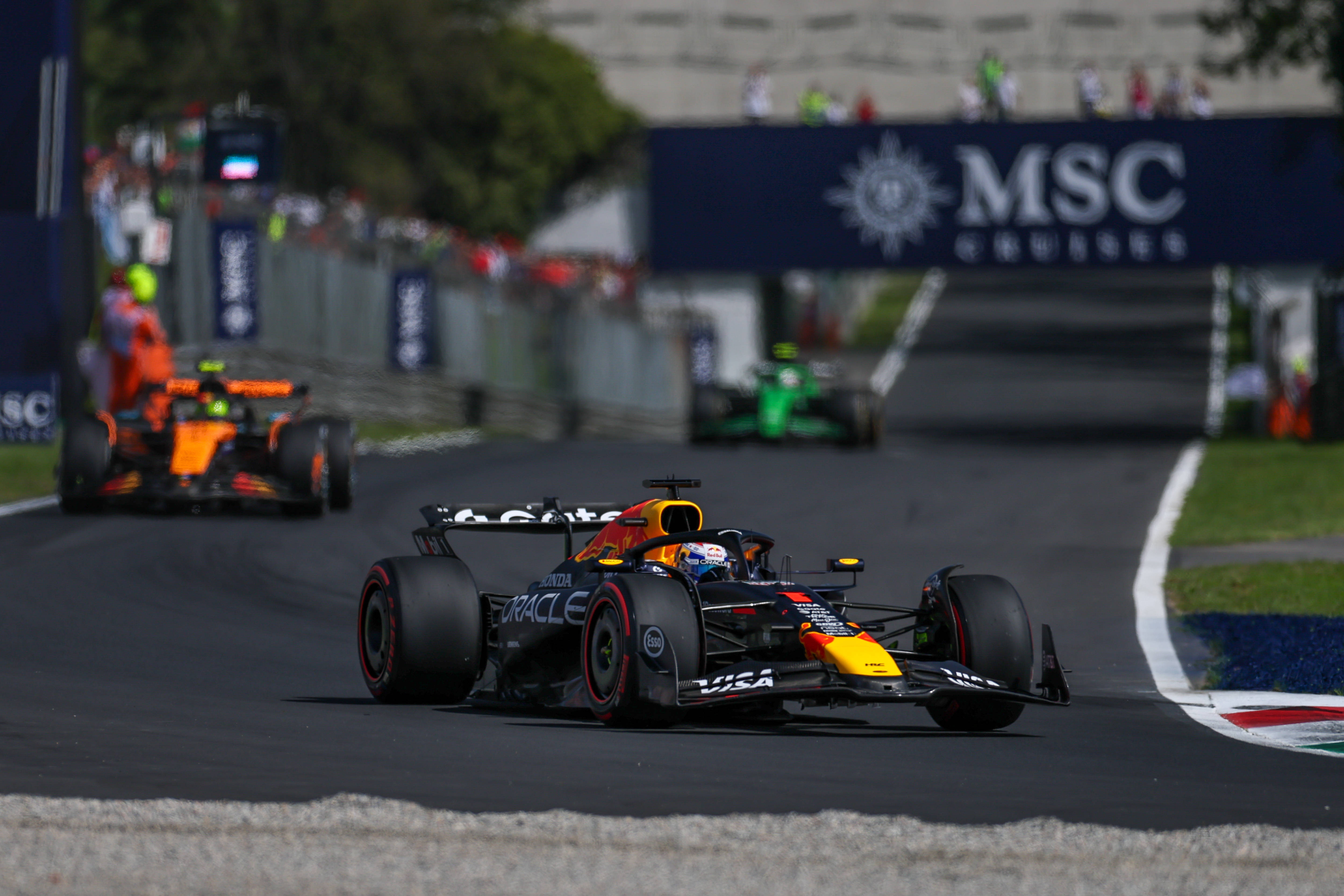 红牛车队力克阿斯顿马丁,皮亚斯特里统治全场 红牛车队力克阿斯顿马丁,皮亚斯特里统治全场