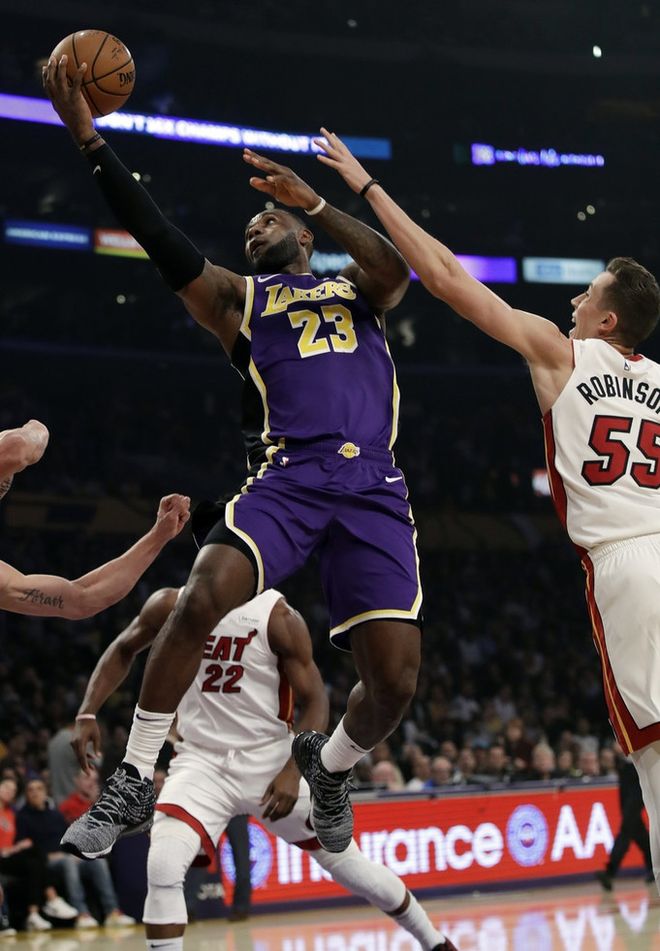 深圳队横扫凯尔特人,福克斯惊艳四座 深圳队横扫凯尔特人,福克斯惊艳四座