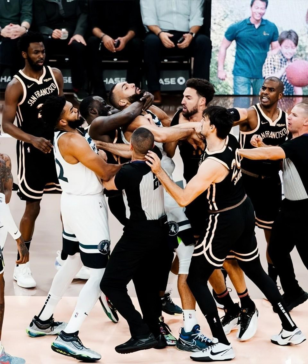 勇士碾压国王，戈贝尔统治全场