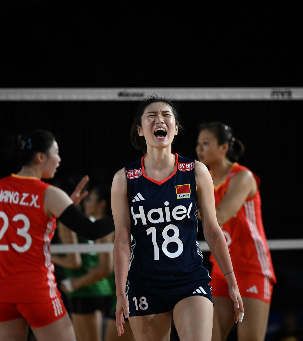 墨西哥队在比赛中实现逆袭，赢得观众喝彩