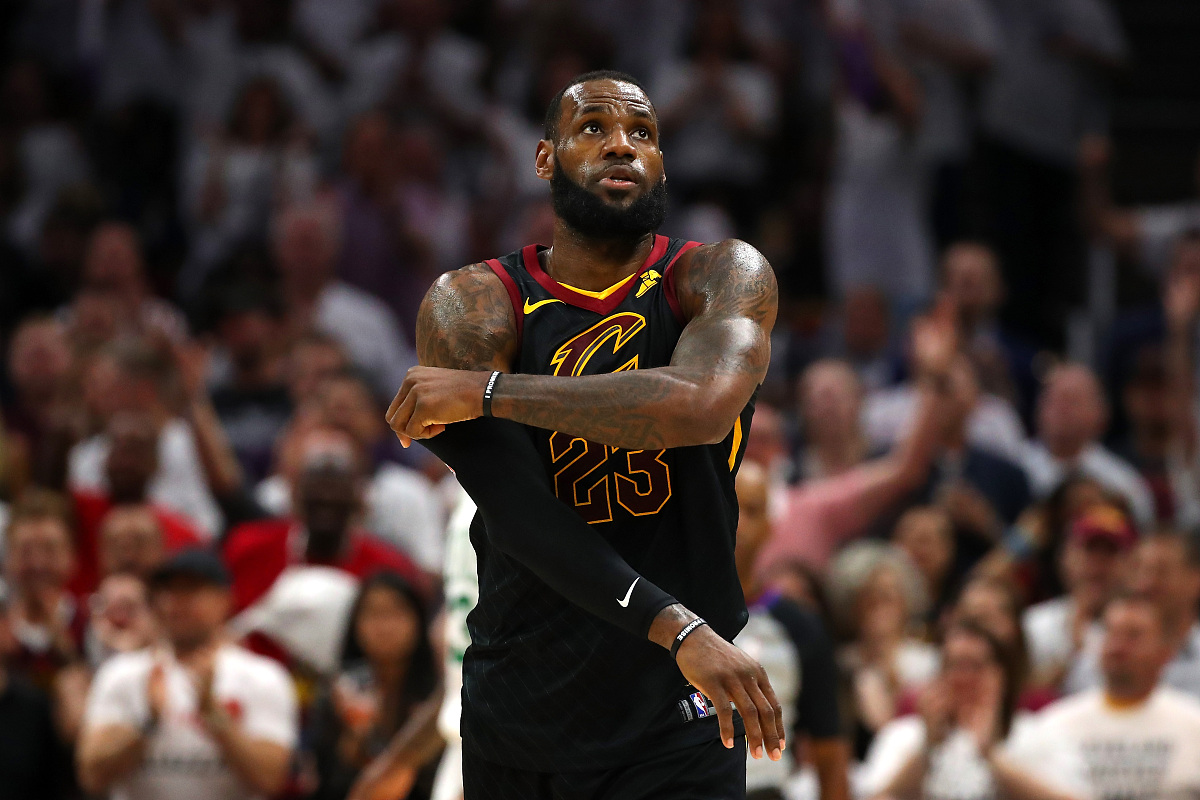 湖人成功防守！詹姆斯领军球队取得关键胜利